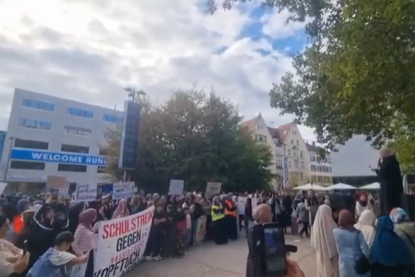 AVUSTURYA’DA BAŞÖRTÜSÜ YASAĞI PROTESTO EDİLDİ