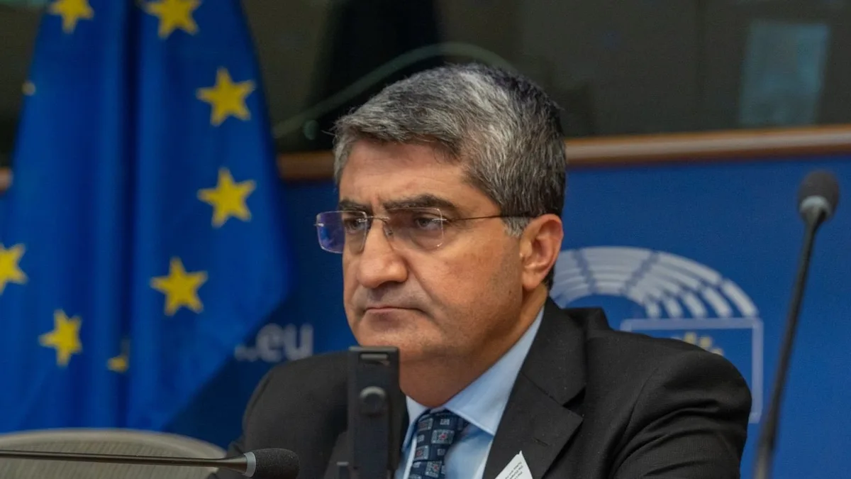 EKMEN: “SİLAHSIZLANMA KADAR DEMOKRATİKLEŞME DE ÖNEMLİ”